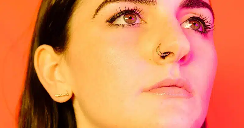 Chéloïdes sur piercing de nez : prévention et soins