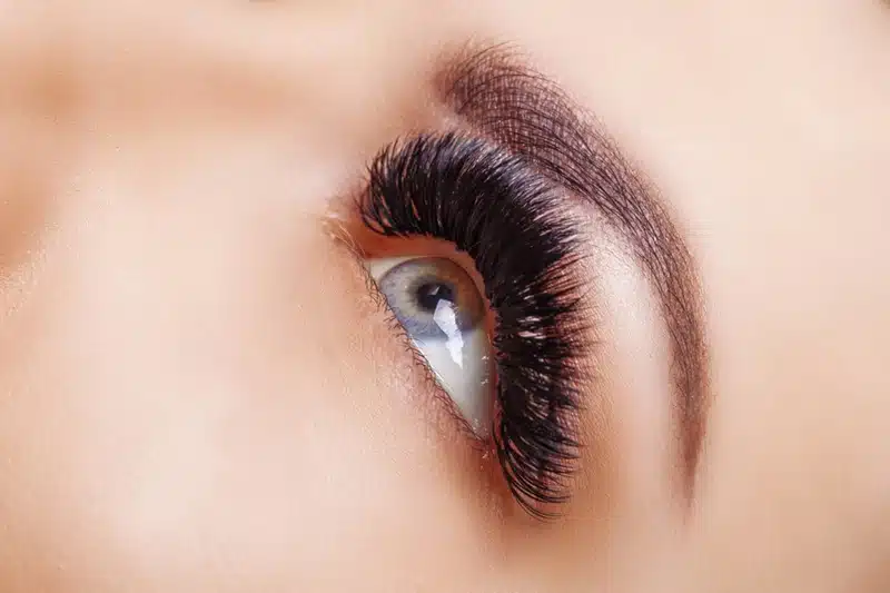 Le secret infaillible pour retirer vos faux cils sans douleur
