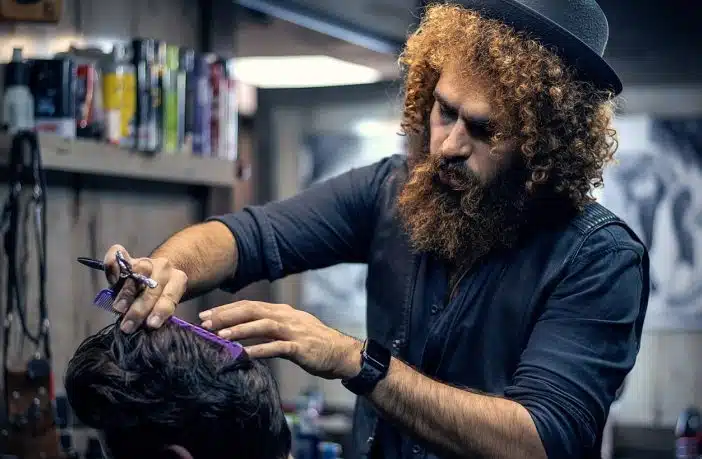 Messieurs : comment choisir la permanente qui convient à votre type de cheveux ?