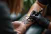 Gros plan d'un avant-bras avec tatouage floral délicat